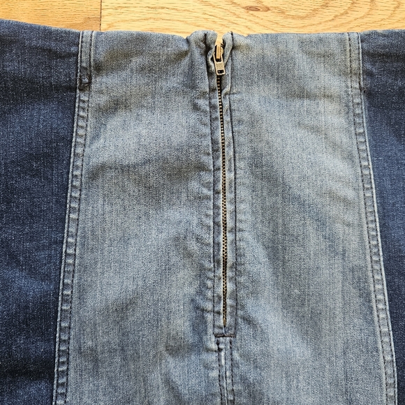 Free People Size 12 Denim Mini Skirt Two-tone Light and Dark Wash Stretchy Zip - Picture 6 of 7